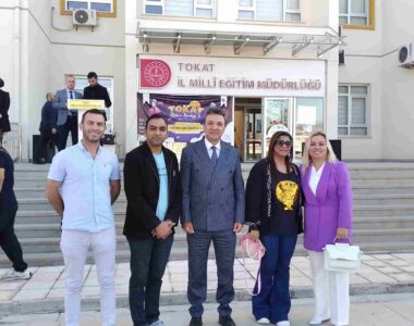 TOKAT MİLLİ EĞİTİM MÜDÜR YARDIMCISI ABDULLAH GÜRBÜZ İNGİLİZ MİSAFİRLERİMİZE TUBİTAK FUARINI GEZDİRDİ